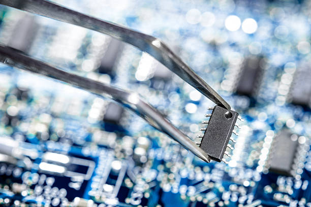 techniker, die chip in pinzette - electronics industry circuit board capacitor tweezers stock-fotos und bilder