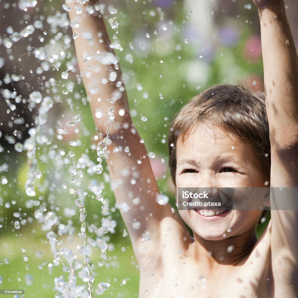 Feliz jogando água - Foto de stock de 6-7 Anos royalty-free
