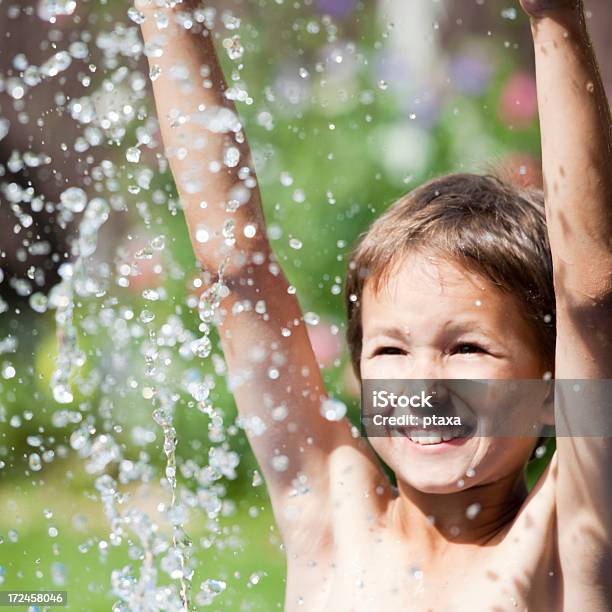 Foto de Feliz Jogando Água e mais fotos de stock de 6-7 Anos - 6-7 Anos, Alegria, Atividade Móvel