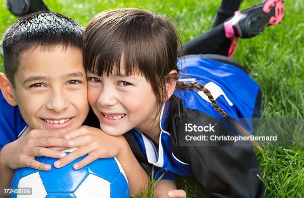 少年と少女の休憩サッカー - 女の子のストックフォトや画像を多数ご用意 - 女の子, 2人, 6歳から7歳