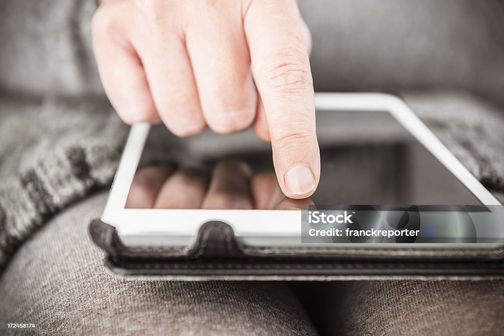 Mulher usando um tablet digital no sofà - Foto de stock de Adulto royalty-free