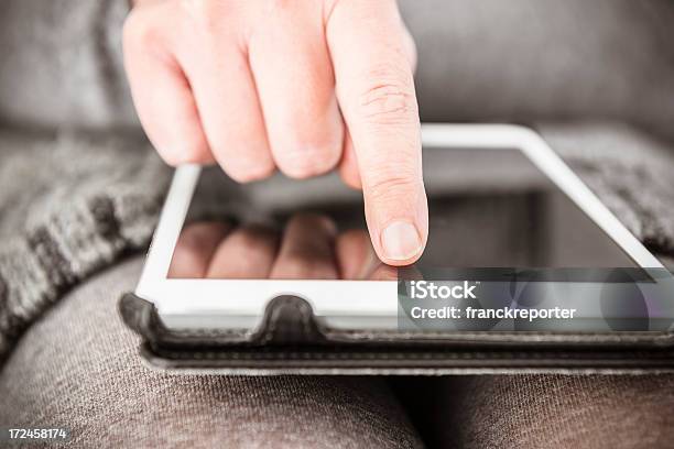 Foto de Mulher Usando Um Tablet Digital No Sofà e mais fotos de stock de Adulto - Adulto, Agenda Eletrônica, Agenda pessoal