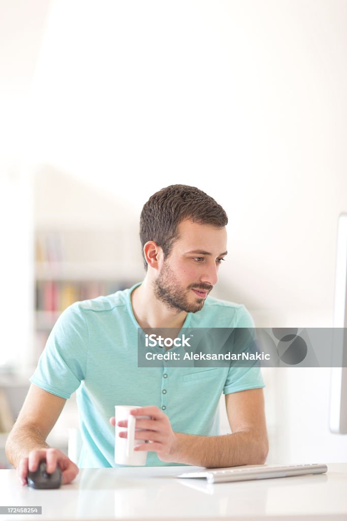 Giovane uomo su un computer - Foto stock royalty-free di 25-29 anni