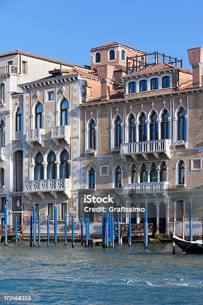 Palacio Y Casas En Gran Canal En Venecia Italia Foto de stock y más banco de imágenes de Anticuado - Anticuado, Antigualla, Antiguo