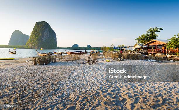Barca Lunga Coda Sulla Spiaggia In Splendida - Fotografie stock e altre immagini di Isola - Isola, Mare delle Andamane, Vuoto