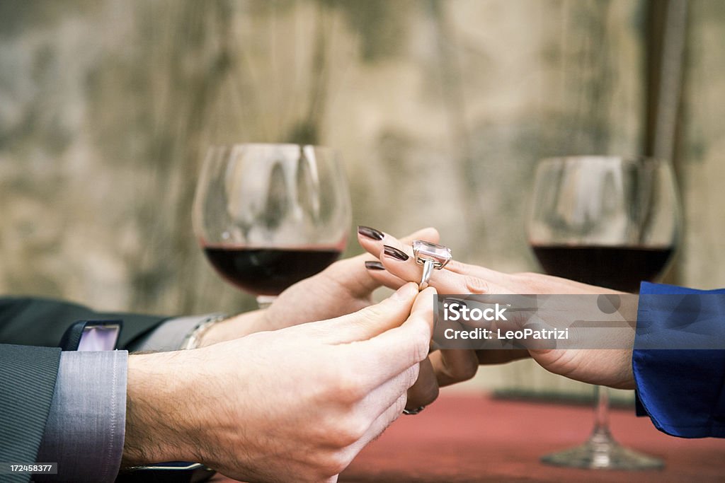 Nałóż pierścień na a Panna młoda palce - Zbiór zdjęć royalty-free (Alkohol - napój)