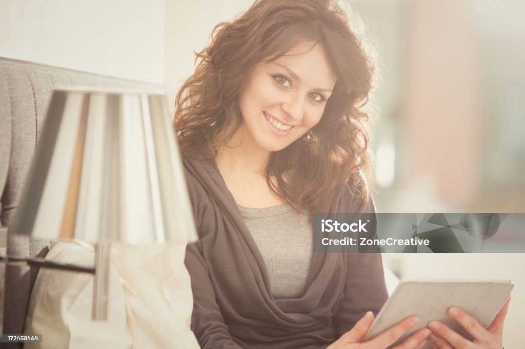 Schöne Mädchen entspannt im Schlafzimmer, Porträt - Lizenzfrei Attraktive Frau Stock-Foto