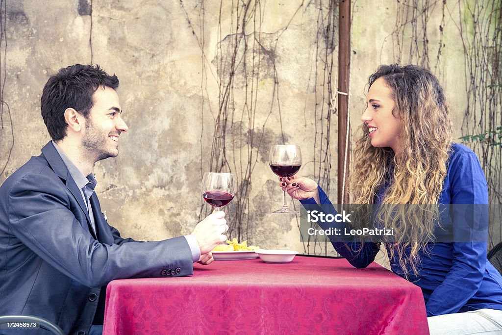 Jeune couple dans l'amour au restaurant - Photo de Adulte libre de droits