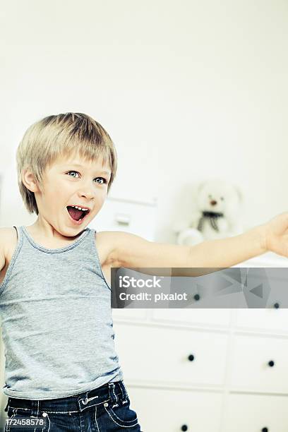 행복함 소년만 4-5세에 대한 스톡 사진 및 기타 이미지 - 4-5세, 가정의 방, 걷기