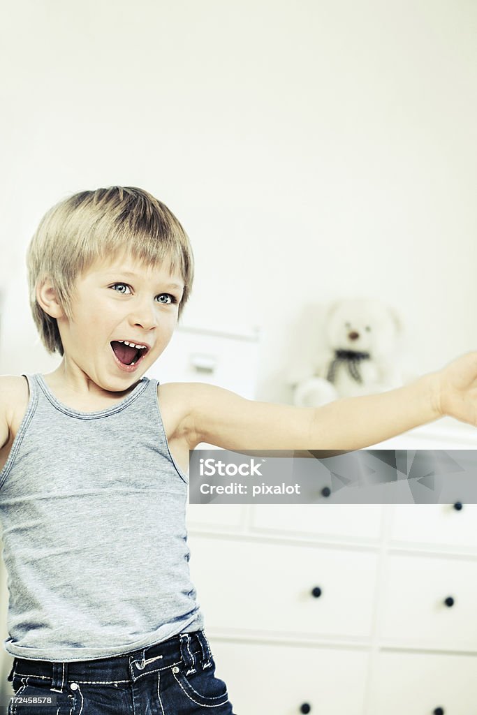 Счастливый Маленький мальчик - Стоковые фото 4-5 лет роялти-фри