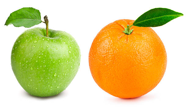 le differenze - comparison apple orange isolated foto e immagini stock