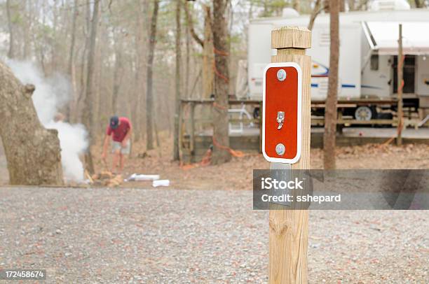 Campingplatz Mit Lagerfeuer Von Kindern Stockfoto und mehr Bilder von Anhänger - Anhänger, Camping, Fotografie