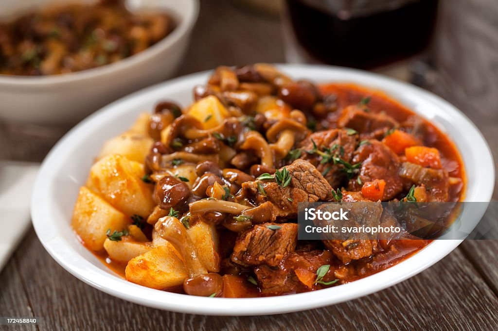 Hot Eintopf mit Pilzen und Bratkartoffeln - Lizenzfrei Gulasch Stock-Foto