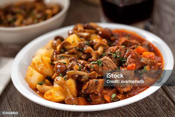 Hot Eintopf Mit Pilzen Und Bratkartoffeln Stockfoto und mehr Bilder von Gulasch - Gulasch, Möhre, Speisepilz - Gemüse