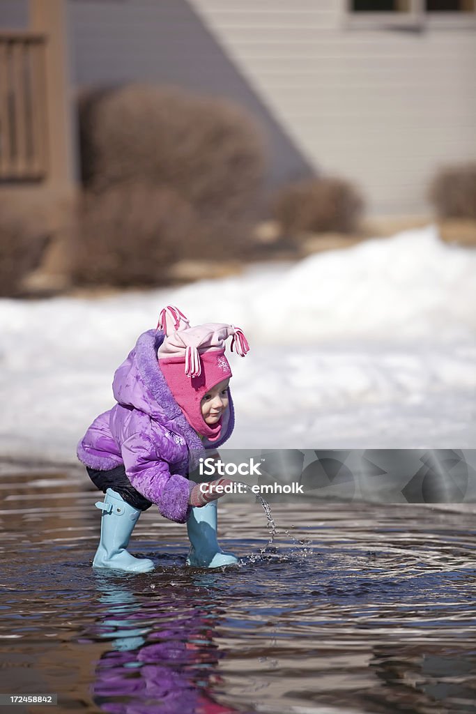 Mädchen spielen im Frühling eine Pfütze - Lizenzfrei 12-17 Monate Stock-Foto