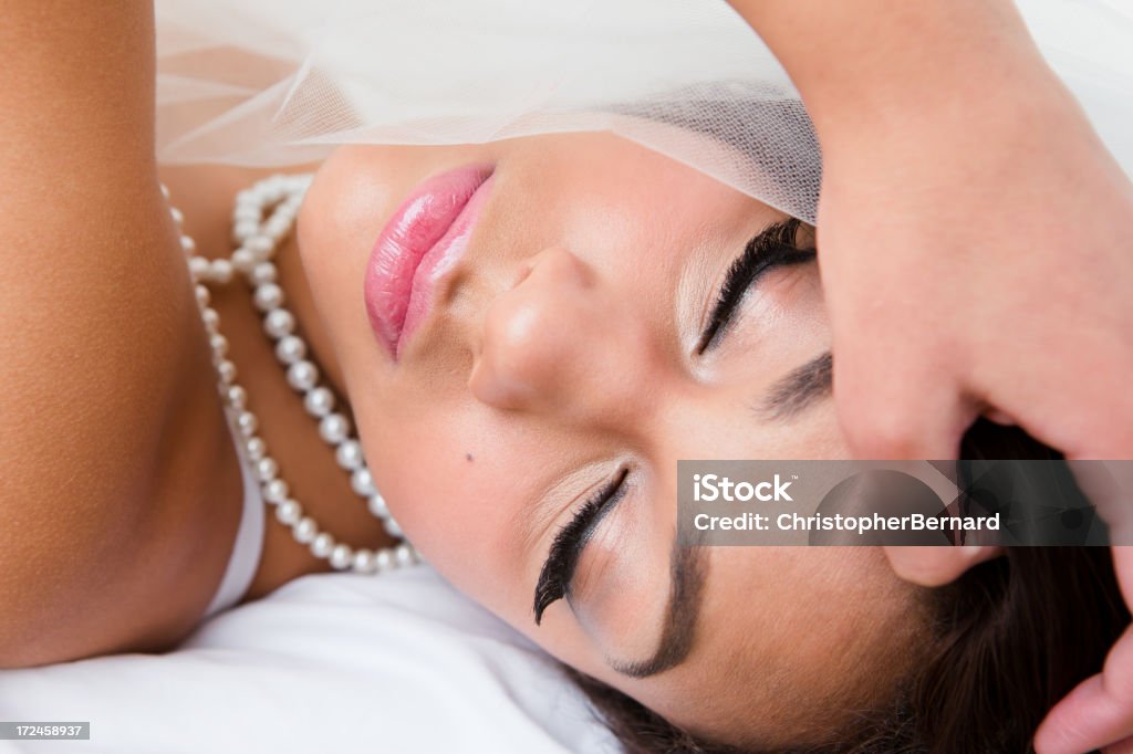 Noiva em lingerie colocar na cama - Foto de stock de 18-19 Anos royalty-free