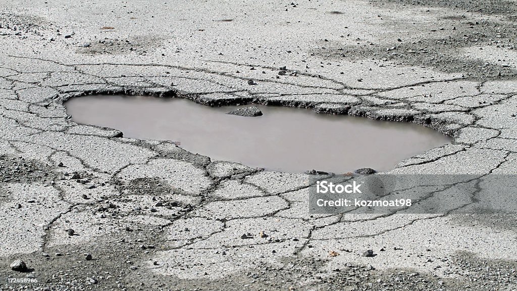 Pothole, zbliżenie - Zbiór zdjęć royalty-free (Asfalt)