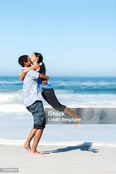 Jóvenes En La Playa Foto de stock y más banco de imágenes de Etnias de Oriente Medio - Etnias de Oriente Medio, Parejas, Playa