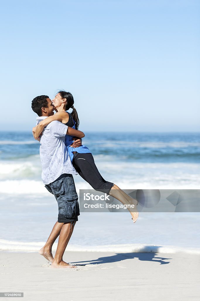 Jovens na praia - Foto de stock de Casal royalty-free