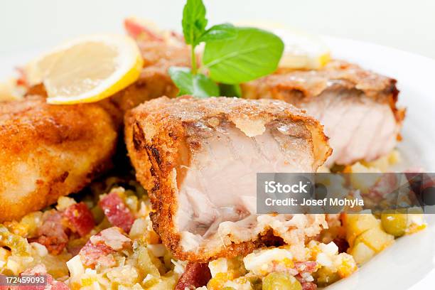 Pranzo Con Carpa Comune Fritto E Insalata Di Patate - Fotografie stock e altre immagini di Carota