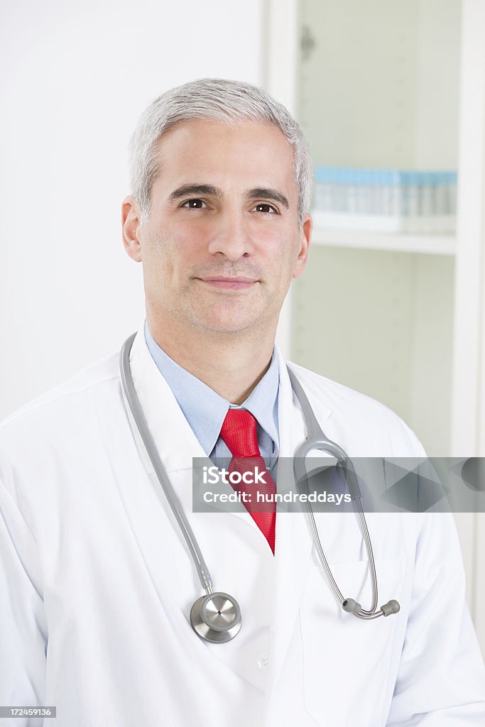 Retrato de feliz médico - Foto de stock de 50 Anos royalty-free