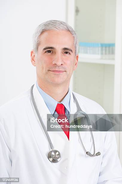 Foto de Retrato De Feliz Médico e mais fotos de stock de 50 Anos - 50 Anos, Adulto, Adulto maduro