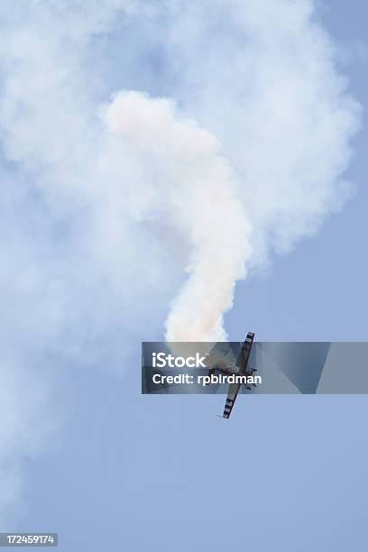 Flugzeug Mit Rauch Stockfoto und mehr Bilder von Fliegen - Fliegen, Flugzeug, Fotografie