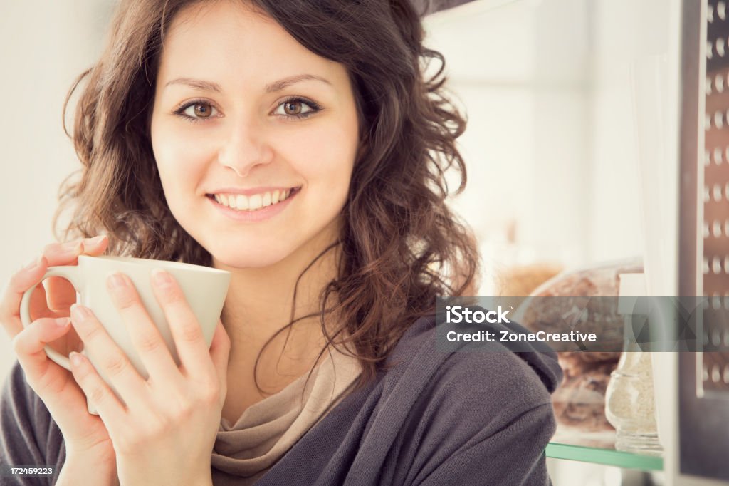 Hermosa chica en la cocina con teléfono celular Retrato de - Foto de stock de Adulto libre de derechos