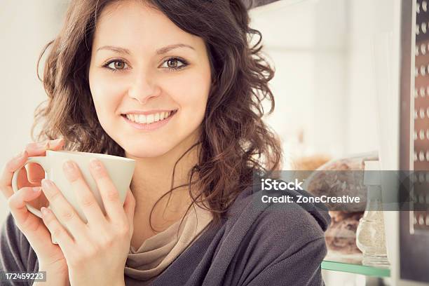 Hermosa Chica En La Cocina Con Teléfono Celular Retrato De Foto de stock y más banco de imágenes de Adulto