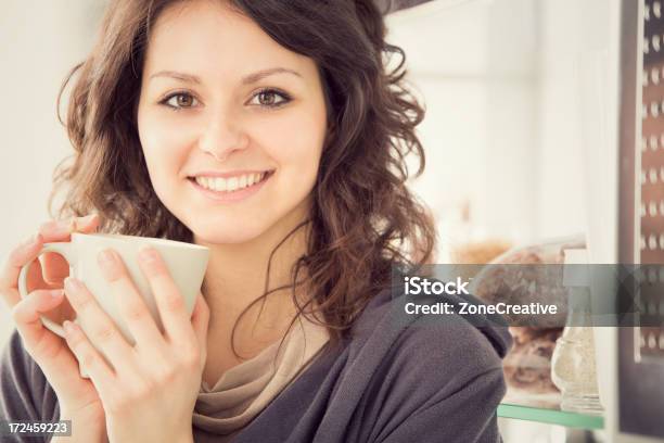 Foto de Linda Garota Na Cozinha Retrato Com Telefone Celular e mais fotos de stock de Adulto