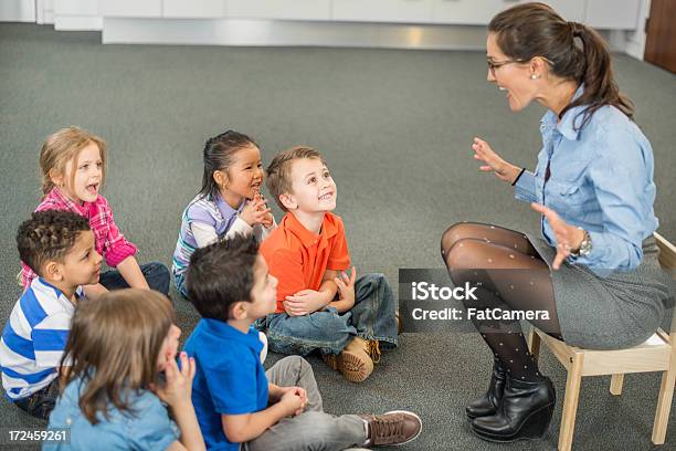 Classe Diversificata Educazione Di Scuola Materna - Fotografie stock e altre immagini di 4-5 anni - 4-5 anni, Adulto, Allegro