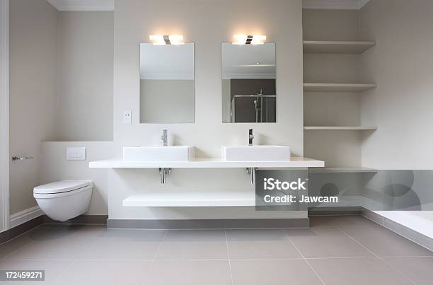 Aseo Baño Foto de stock y más banco de imágenes de Blanco - Color - Blanco - Color, Cuarto de baño, Lavabo - Instalación fija