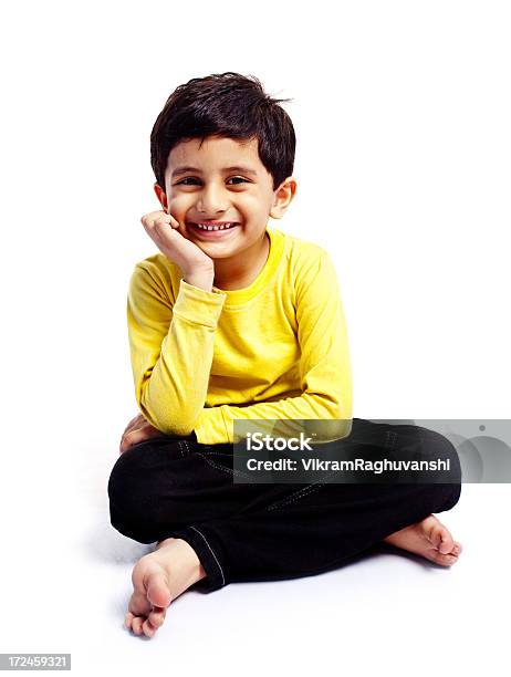 캐주얼 인도어 남자아이 하위 흰색 바탕에 그림자와 전체 길이 아이에 대한 스톡 사진 및 기타 이미지 - 아이, 앉음, 인도 문화