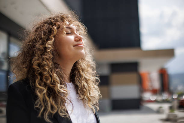 businesswoman relaxing outdoor - satisfação imagens e fotografias de stock
