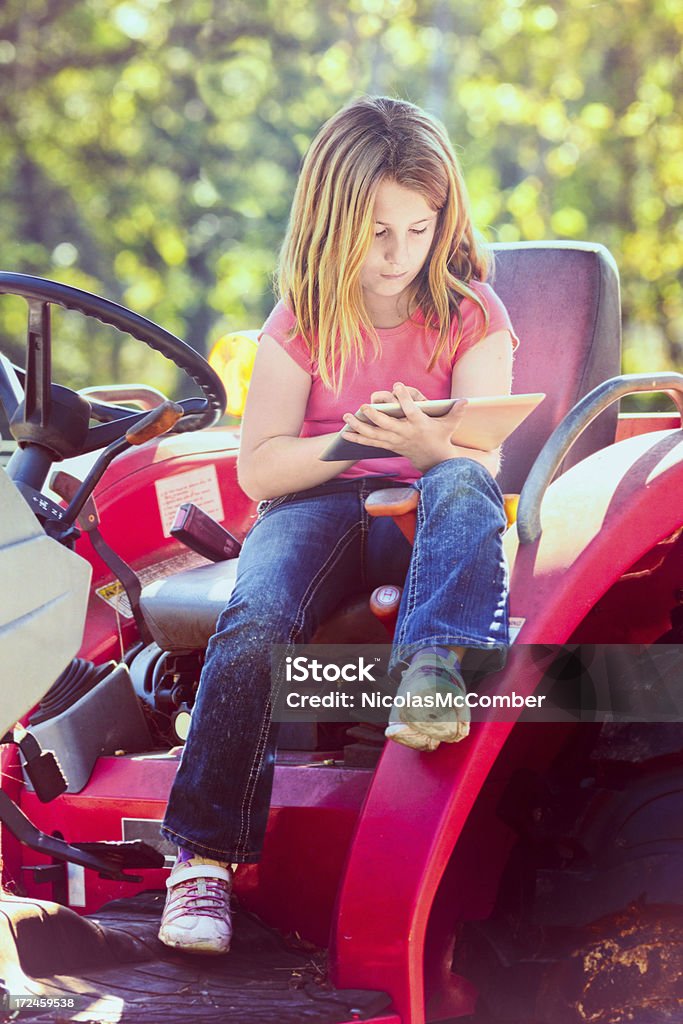 Chica joven con tableta Digital en Tractor - Foto de stock de Granja libre de derechos