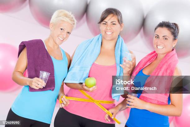 Abnehmen Und Fitness Stockfoto und mehr Bilder von Abnehmen - Abnehmen, Attraktive Frau, Bandmaß