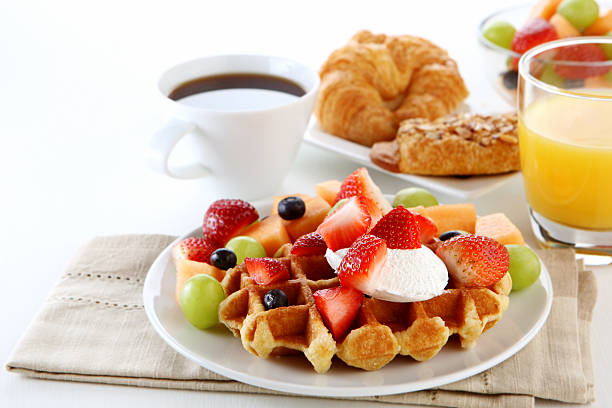 table de petit déjeuner - waffle sausage breakfast food photos et images de collection