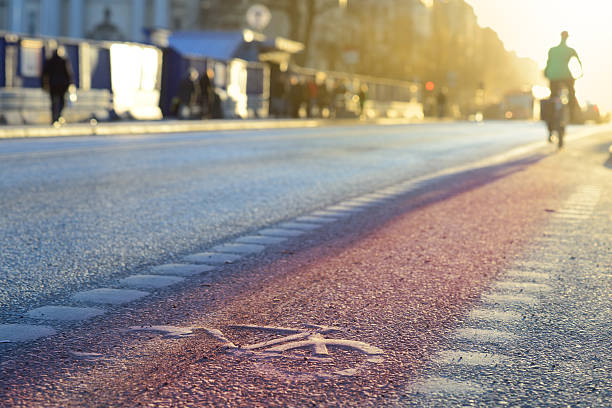 велосипеда и велосипедный lane символ на закате - bicycle lane стоковые фото и изображения