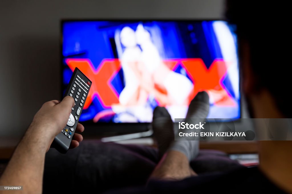 Mirar la televisión - Foto de stock de Pornografía libre de derechos