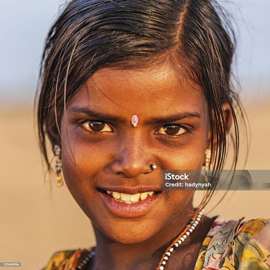 Feliz garota Indiana no deserto village, India - Foto de stock de 12-13 Anos royalty-free