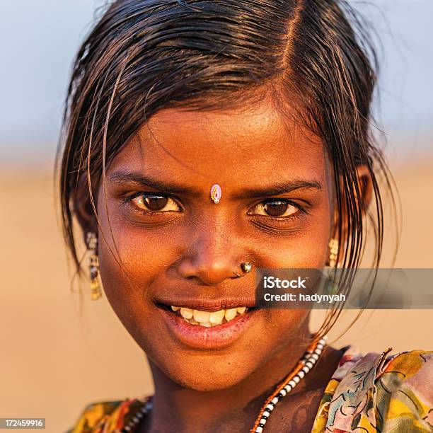 Счастливый Индийская Девушка В Пустыне Village Индия — стоковые фотографии и другие картинки 12-13 лет