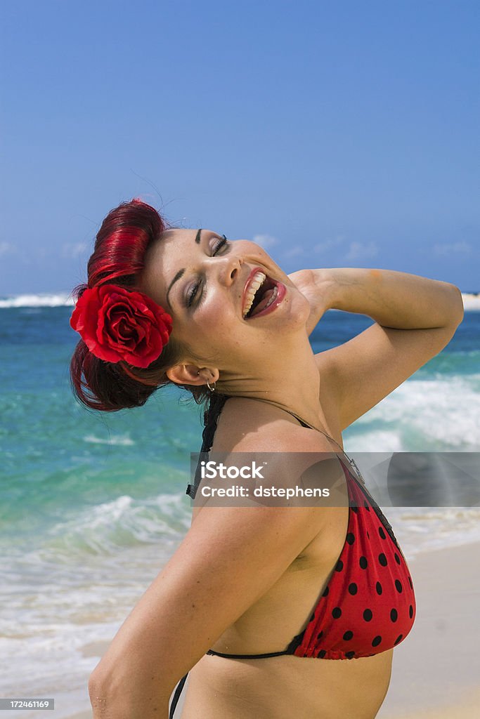 Chica Pin-up on beach - Foto de stock de 1920-1929 libre de derechos