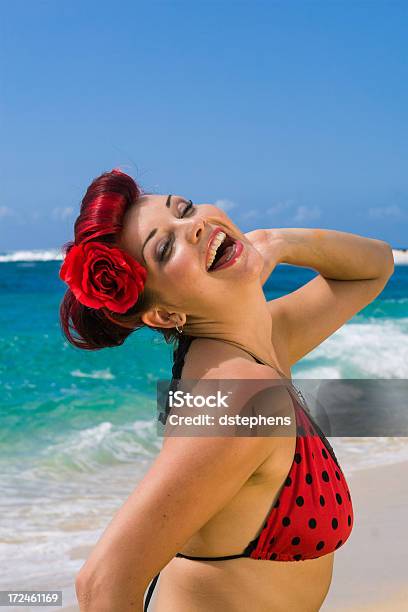 Chica Pinup On Beach Foto de stock y más banco de imágenes de 1920-1929 - 1920-1929, 1930-1939, 20 a 29 años