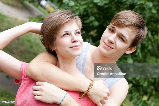 El Primer Amor Foto de stock y más banco de imágenes de 16-17 años - 16-17 años, Abrazar, Actividades recreativas