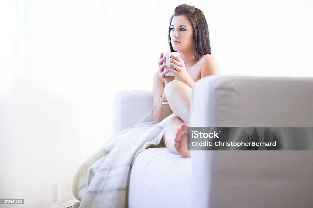 Nude kobieta pije cofffee Patrzeć przez okno - Zbiór zdjęć royalty-free (20-24 lata)