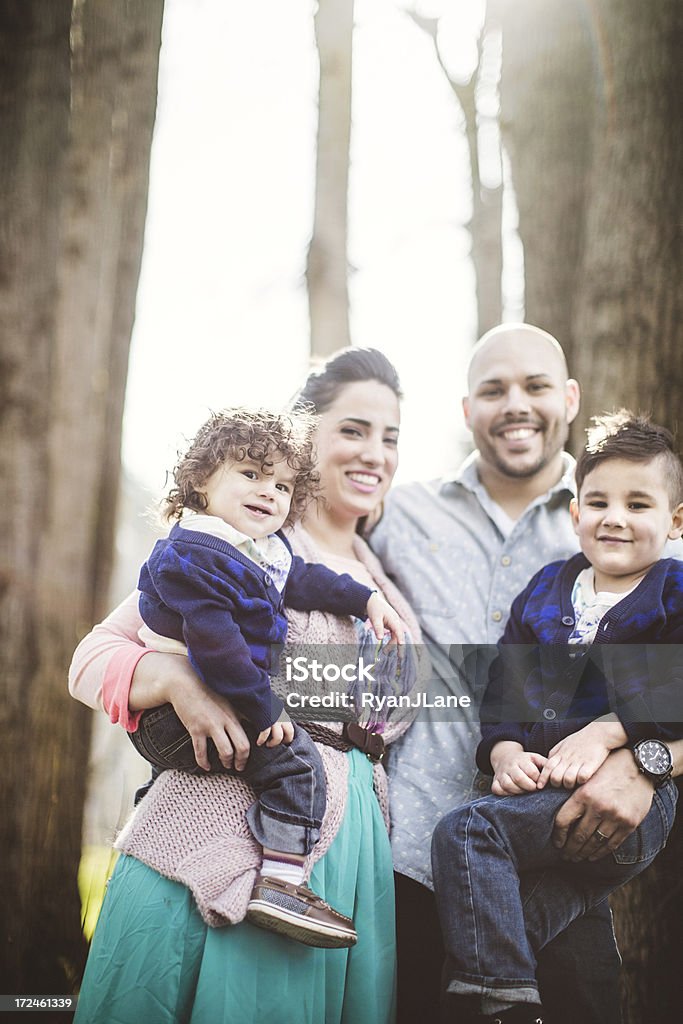 Happy Hispanic Family Having Fun - Стоковые фото Двое родителей роялти-фри