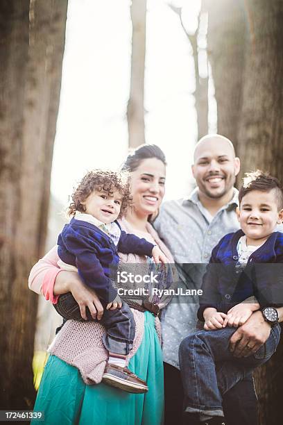 Happy Hispanic Family Having Fun — стоковые фотографии и другие картинки Двое родителей - Двое родителей, Латиноамериканская и испанская этническая группа, Мексиканского происхождения