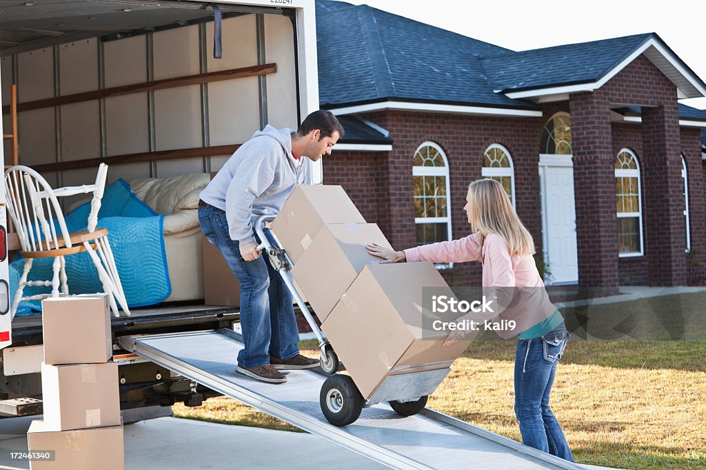 Пара, разгрузки коробки из Машина для перевозки мебели - Стоковые фото Машина для перевозки мебели роялти-фри