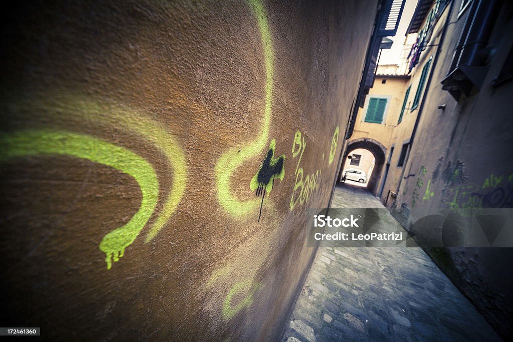 alley e graffiti urbani scuro - Foto stock royalty-free di Ambientazione esterna