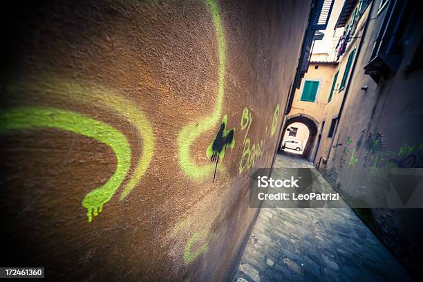 Alley E Graffiti Urbani Scuro - Fotografie stock e altre immagini di Ambientazione esterna - Ambientazione esterna, Antico - Condizione, Architettura